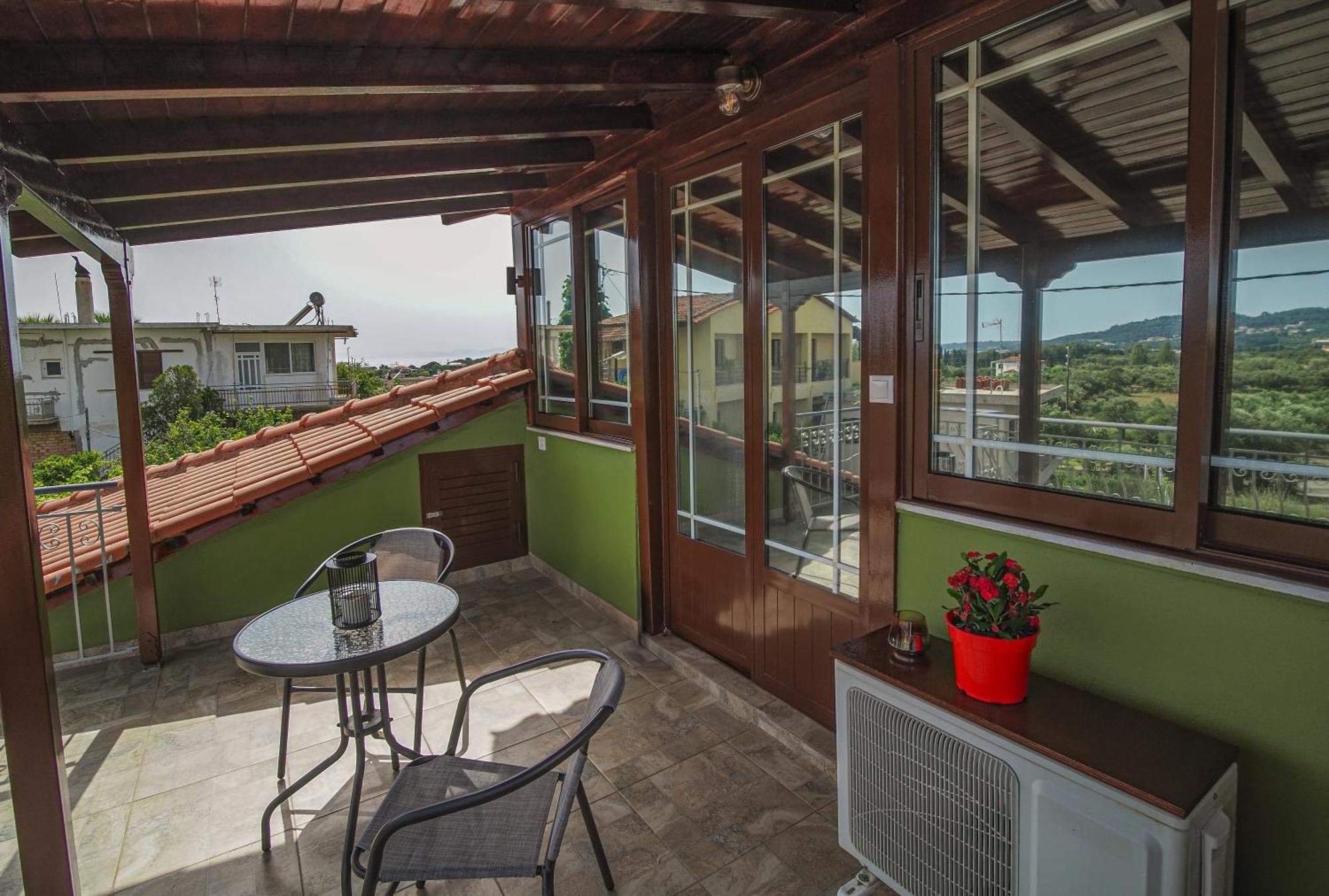 Taki'S Attic Apartment Agios Ilias  Exterior photo